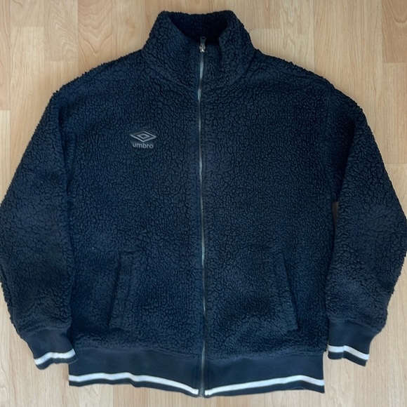 Umbro fuzzy bomber jacket. Black in size Medium.  Great condition! - Picture 1 of 3